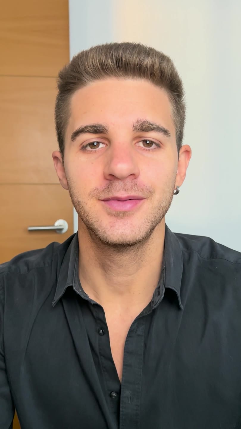 Cristian Brizzi, camicia nera, parete chiara